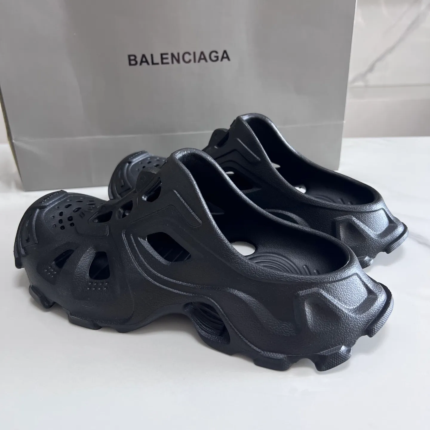 👟👟Ex-factory price 380👟👟 Balenciaga must-have beach shoes for summer. Men's and women's shoes are made of ultra-light 95% (injection molding) EVA plastic, 5% foam plastic foam cushioning material#Ultra-lightweight one-piece foam shoe mold❗New summer product, French high-end luxury brand - Balenciaga BALENCIAGA 3XL Rubber Low Top Sneakers 3XL version series summer beach wading versatile trendy lace-up casual sports hole sandals. Size: 35-46